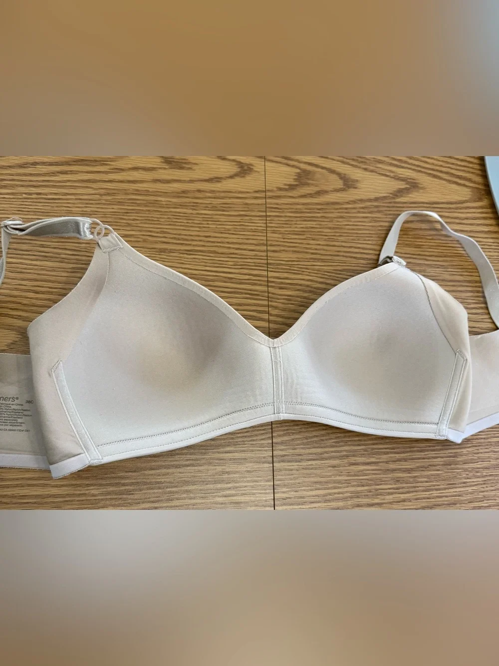 Warner’s Soft Taupe No Wire Soft  Molded Cups. 2 hooks. Very soft, not stiff.